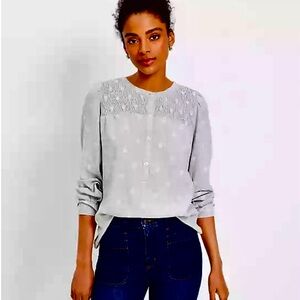 ❄️ Loft light gray/white snowflake print top. Size XSP. NWT.